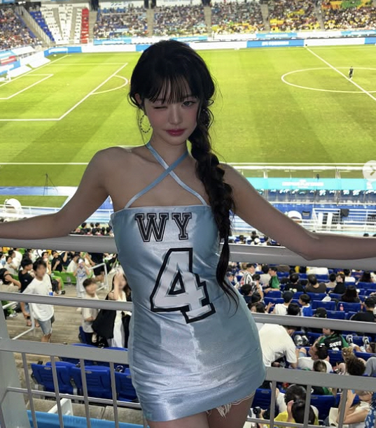 That's cool. Jang Won Young...The controversial outfit, self-re-introduction, wore pants properly. 