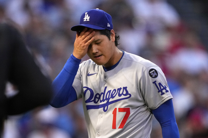 Trout left with only a smile, and he has to throw the best ball to the best batterRight after the 2nd round of the big match