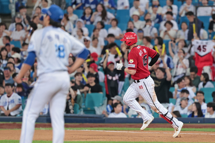 Two consecutive tiebreaker grand slams? Resurrection Wisdom, bases loaded  consecutive hits  6 RBIs, KIA Lapaxer's home run party, first sweep against Samsung, 5 consecutive losses (Daegu Review)