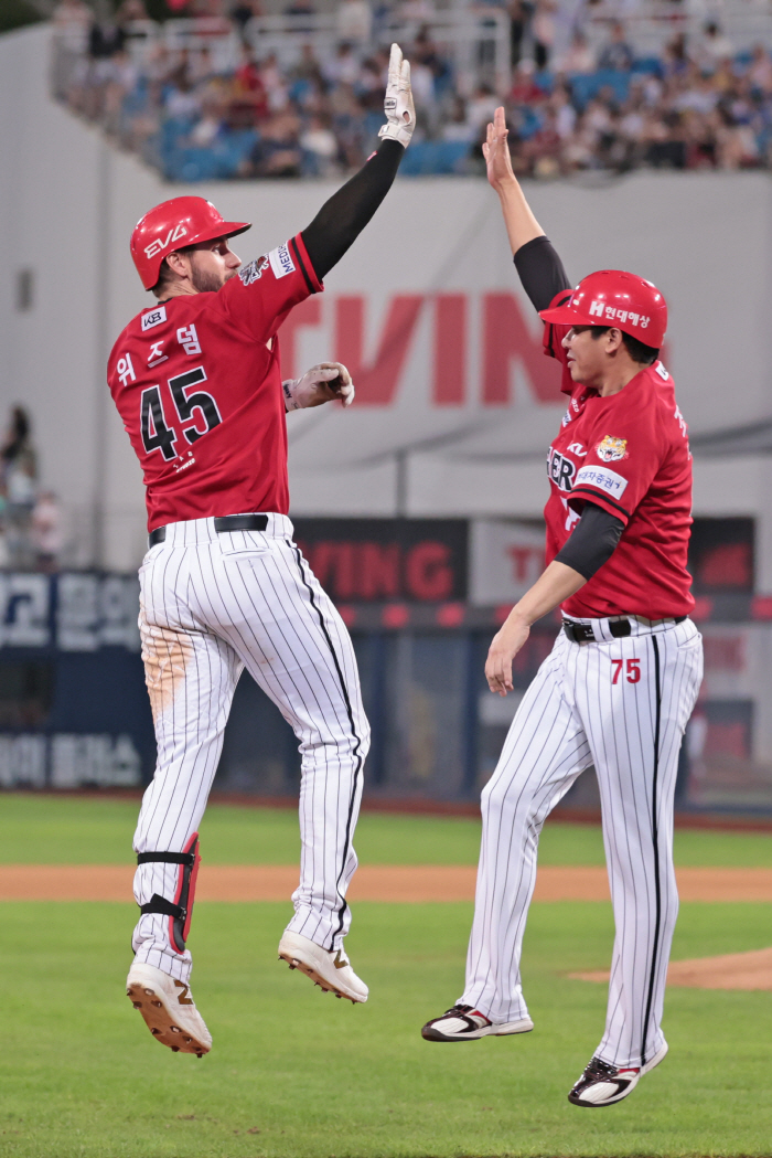 Two consecutive tiebreaker grand slams? Resurrection Wisdom, bases loaded  consecutive hits  6 RBIs, KIA Lapaxer's home run party, first sweep against Samsung, 5 consecutive losses (Daegu Review)