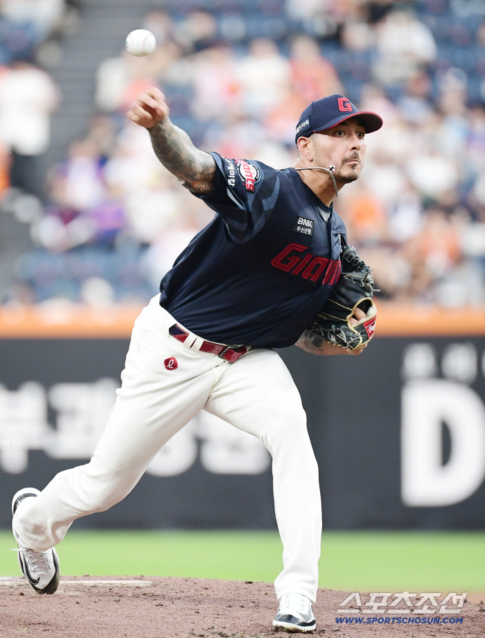 You've lost 5 points. Thumbs up? Fans who are reminded of Davidson with 10 wins and 5 lost points in the shock of the new Lotte foreign pitcher's debut game 