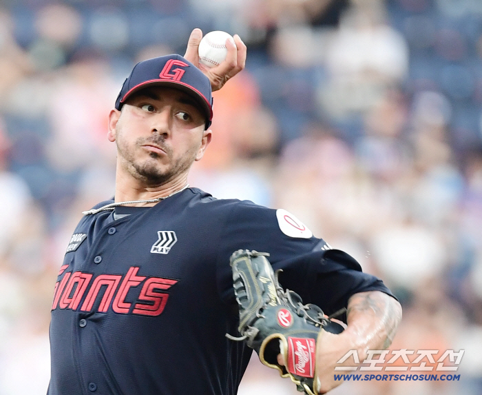 You've lost 5 points. Thumbs up? Fans who are reminded of Davidson with 10 wins and 5 lost points in the shock of the new Lotte foreign pitcher's debut game 