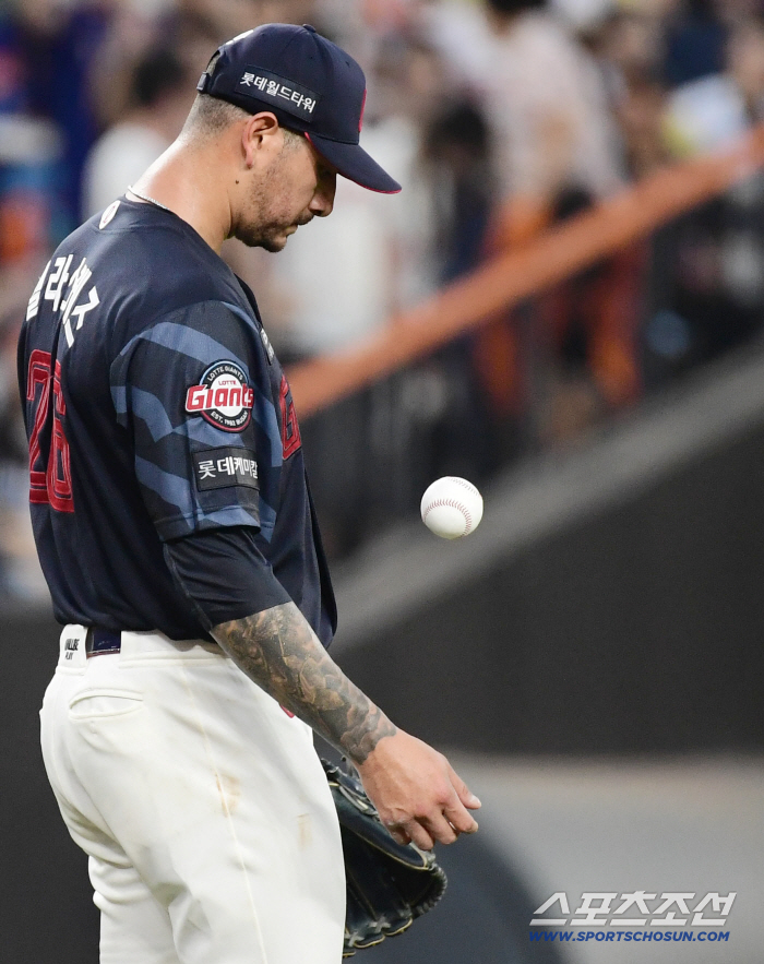 You've lost 5 points. Thumbs up? Fans who are reminded of Davidson with 10 wins and 5 lost points in the shock of the new Lotte foreign pitcher's debut game 