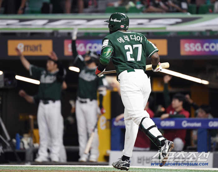 02 → 22 → 23 → 53 Park Dong-won came back with a three-run reverse in the 8th inning and Park Hae-min's defense. LG kept its No. 1 ranking