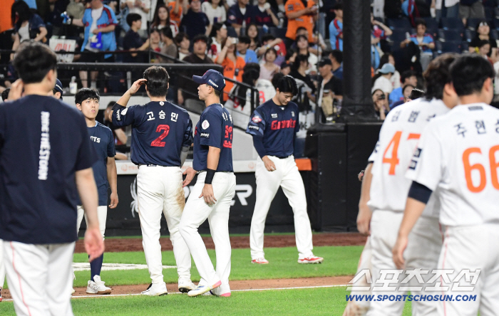 At the most important time, Lotte sank after 11 extra innings against Hanwha for six consecutive losses, a deep quagmire for six consecutive losses
