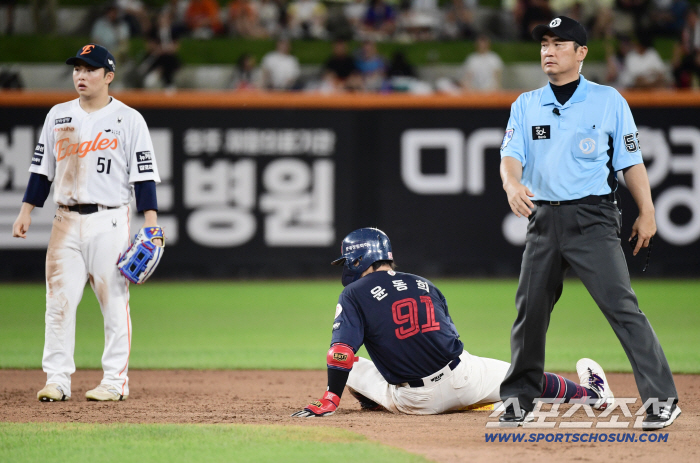 At the most important time, Lotte sank after 11 extra innings against Hanwha for six consecutive losses, a deep quagmire for six consecutive losses