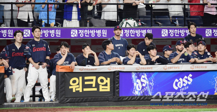 At the most important time, Lotte sank after 11 extra innings against Hanwha for six consecutive losses, a deep quagmire for six consecutive losses