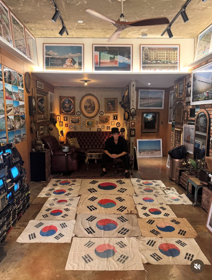 Bae Jung-nam Honors 80th Liberation Day With Vintage Taegeukgi Collection