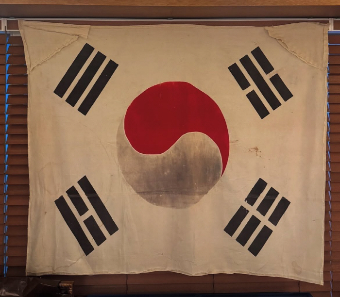 Bae Jung-nam Honors 80th Liberation Day With Vintage Taegeukgi Collection
