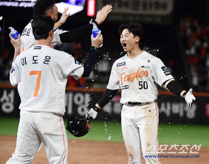 A double play Reyes vs. a tie-breaking solo po Liberato. Foreign batter is this important