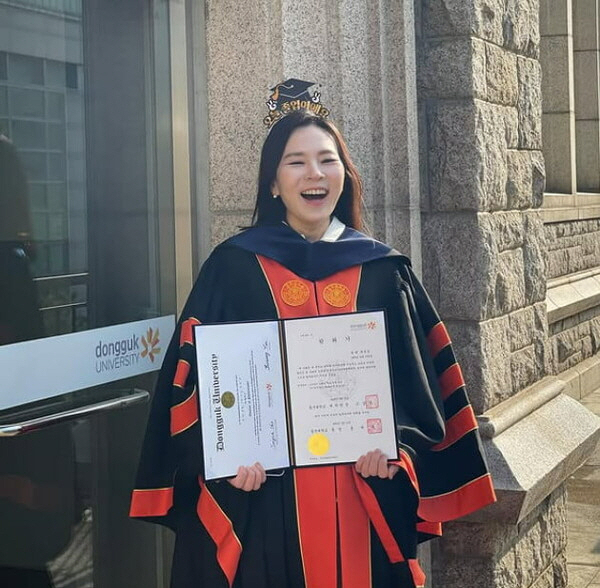 Gwak Jung-eun, at last, broke the good news...Everyone, I'm a professor. 