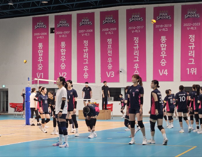 Heungkuk Life Insurance Co., Ltd. to conduct joint training with Sehwa Women's Middle and High School Volleyball Department...Master's advice. Solid basics are the most important