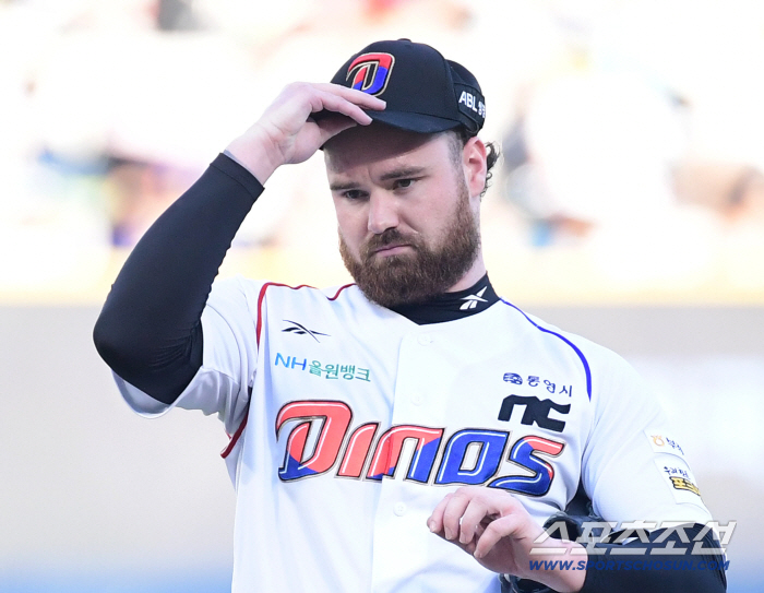 It's the 5th time this year! Former major leaguer who filled an annual salary of 1.4 billion won → Quick hook again...The head coach, who has a long way to go, is burning up. 