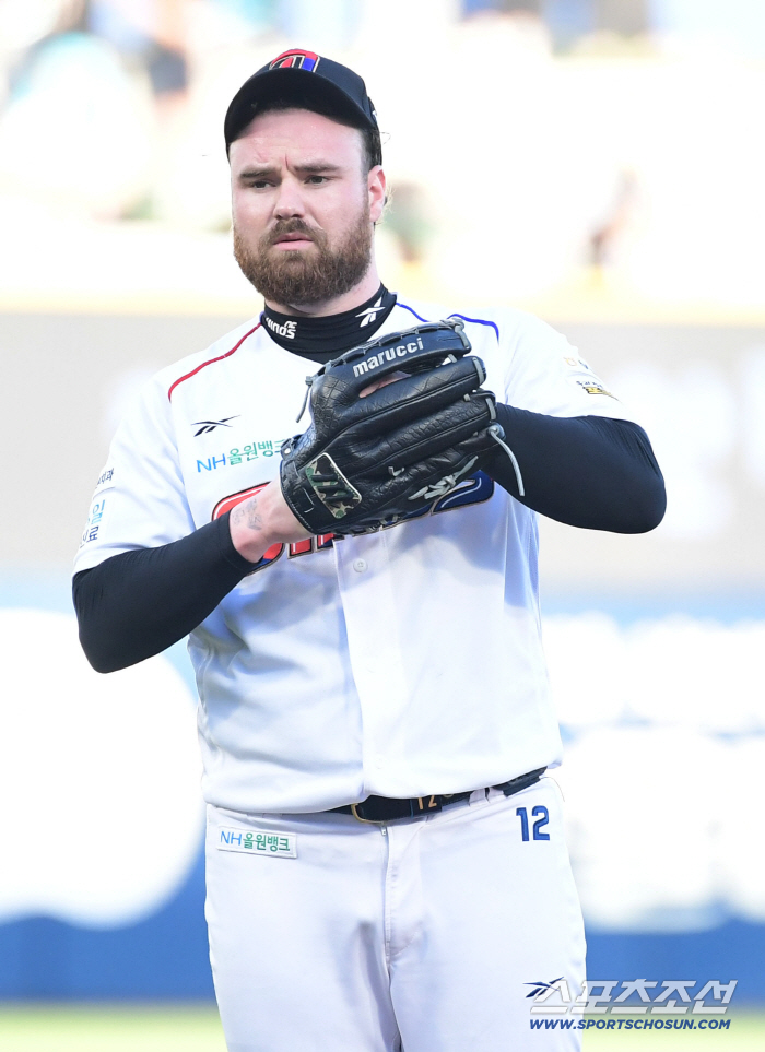 It's the 5th time this year! Former major leaguer who filled an annual salary of 1.4 billion won → Quick hook again...The head coach, who has a long way to go, is burning up. 