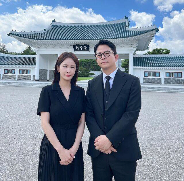 Newlyweds Kim Jun-ho & Kim Ji-min Honor Patriots at Seoul National Cemetery