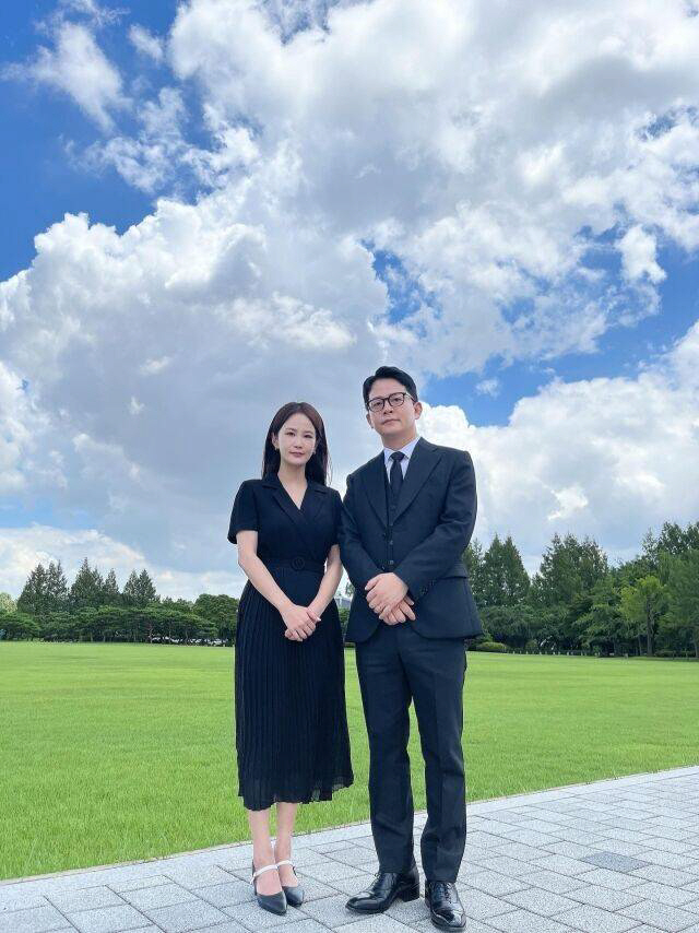 Newlyweds Kim Jun-ho & Kim Ji-min Honor Patriots at Seoul National Cemetery