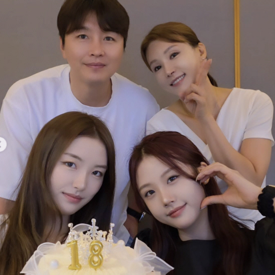 Lee Dong-gook’s Twins Jaesi and Jaeah Celebrate 18th Birthday