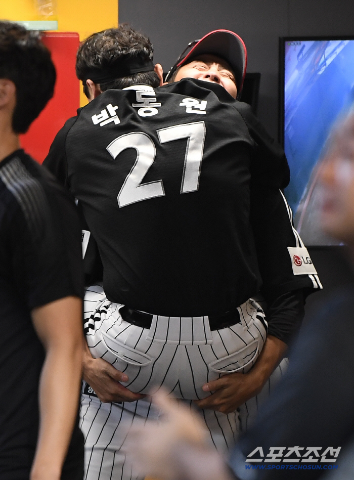 LG home run Park Dong-won's batting sense will rise, with the coach shaking the starter, the Aejeja breaking the finish and keeping the No. 1 come-from-behind victory