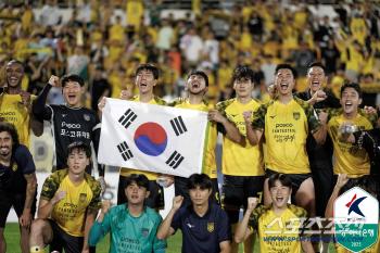 On the Liberation Day, Gwangyang Beol Honan's multi-goal Jeonnam beat Bucheon 2-1 to third-ranked Junho's Wedgegol Asan, Ansan, and won only 2-08 games 