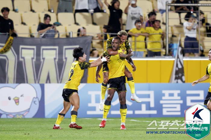 On the Liberation Day, Gwangyang Beol Honan's multi-goal Jeonnam beat Bucheon 2-1 to third-ranked Junho's Wedgegol Asan, Ansan, and won only 2-08 games 