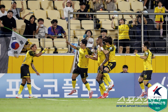 On the Liberation Day, Gwangyang Beol Honan's multi-goal Jeonnam beat Bucheon 2-1 to third-ranked Junho's Wedgegol Asan, Ansan, and won only 2-08 games 