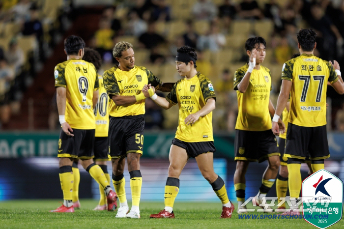 On the Liberation Day, Gwangyang Beol Honan's multi-goal Jeonnam beat Bucheon 2-1 to third-ranked Junho's Wedgegol Asan, Ansan, and won only 2-08 games 