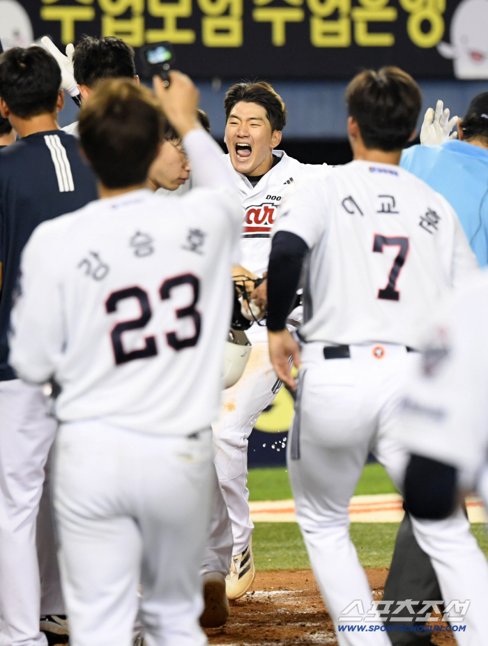  Ahn Jae-seok from Doosan Bears