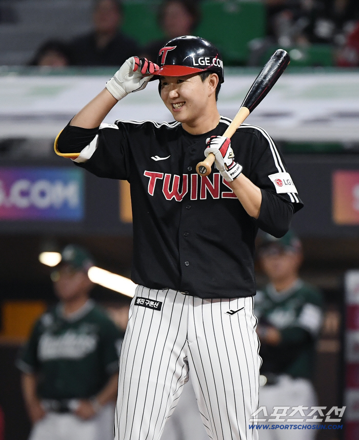  Batter Yoo Young-chan gets on base with a walk