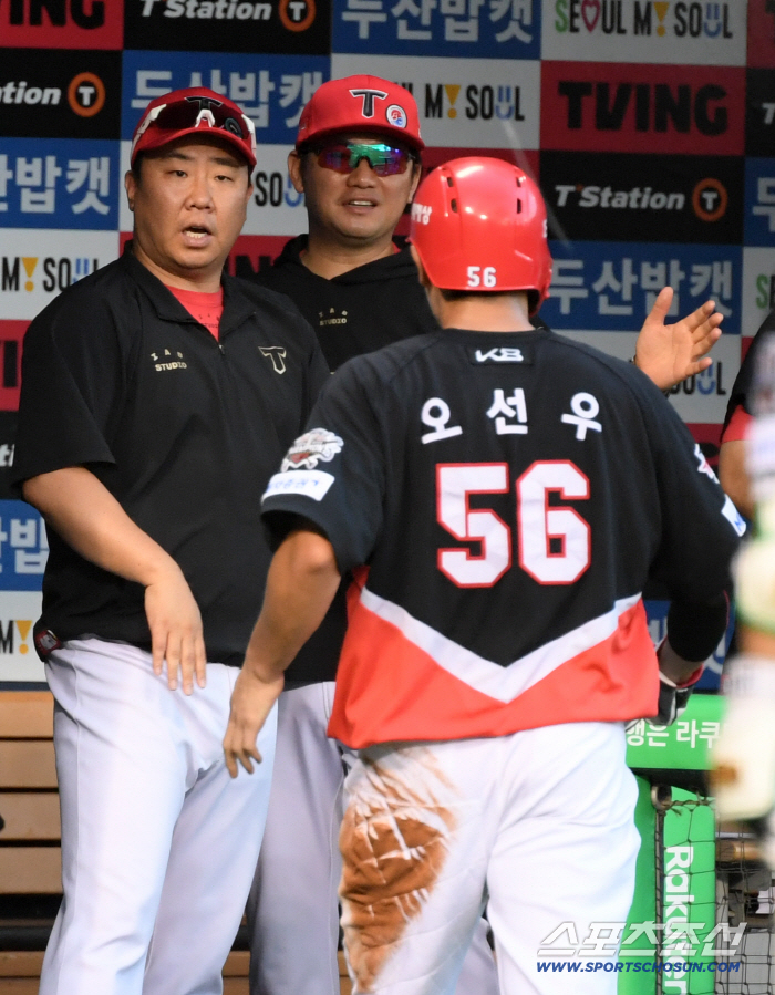  Director Lee Bum-ho welcomes Oh Sun-woo