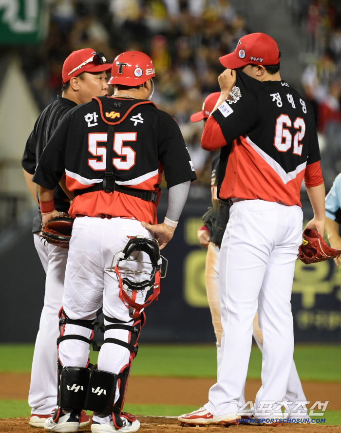  Director Lee Bum-ho, who took the mound in the bottom of the 9th inning, focused