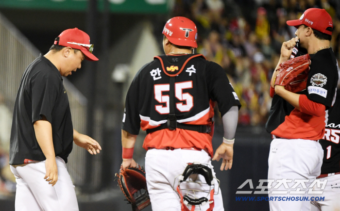  Director Lee Bum-ho, who took the mound in the bottom of the ninth inning, is frustrating