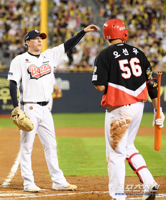  Doosan Ko Hyo-joon allowed a turnaround with wild pitches