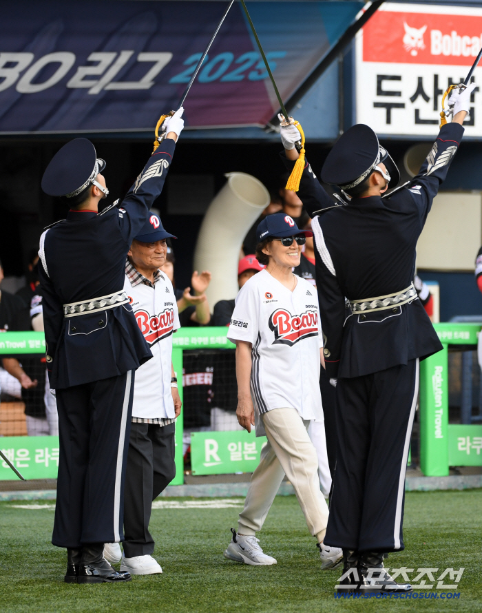  Doosan's special first pitch hitters for the 80th anniversary of Korea's liberation