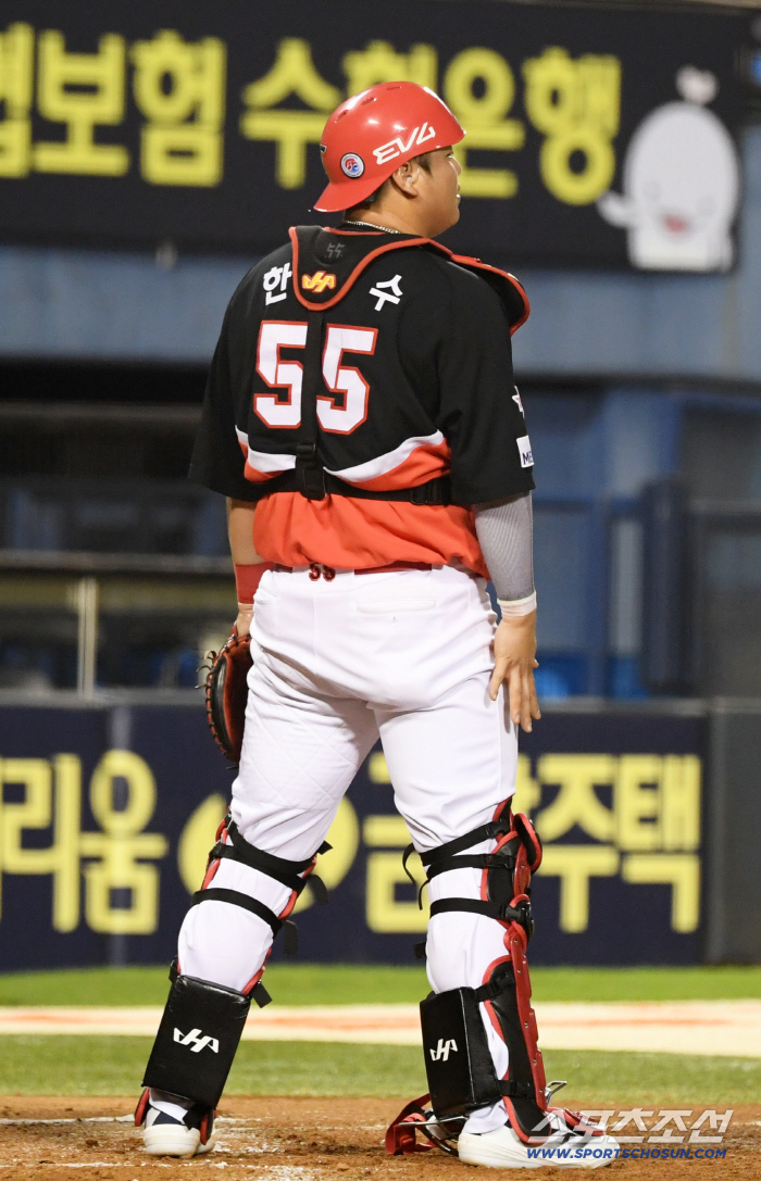  Han Jun-su's decisive throwing error with two outs in the bottom of the ninth inning