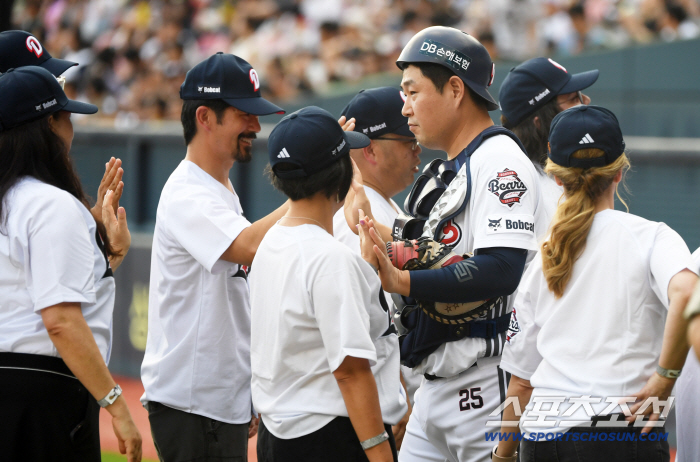  High-five with descendants of Yang Eui-ji's independence fighters