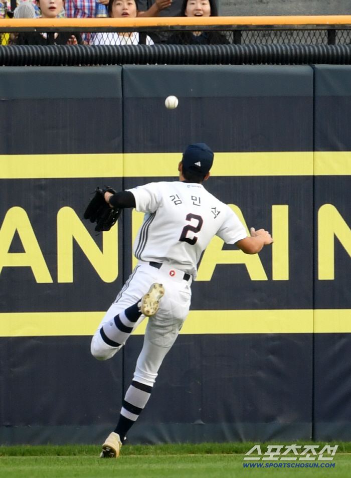  KIA Park Chan-ho batting over Kim Min-seok's height in Doosan