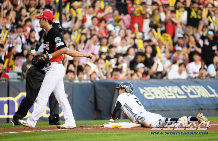  KIA third baseman Park Min-seok erased Doosan Kim Min-seok