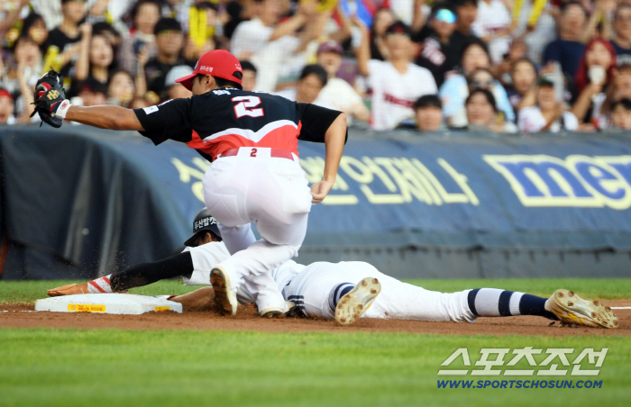  KIA third baseman Park Min-seok erased Doosan Kim Min-seok