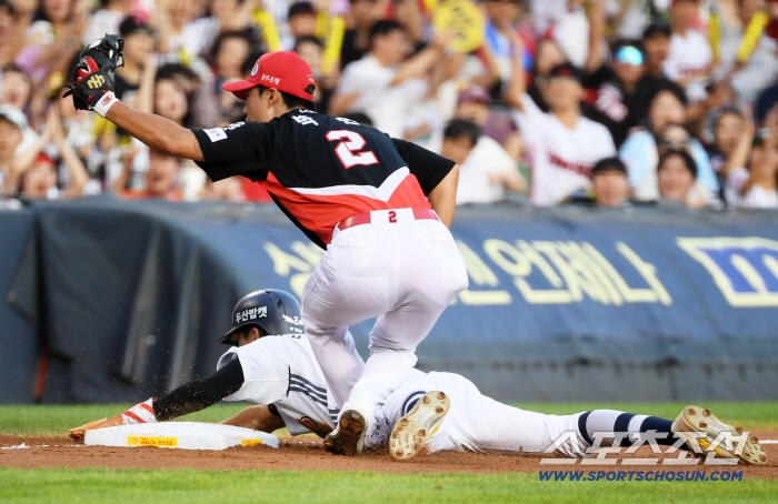  KIA third baseman Park Min-seok erased Doosan Kim Min-seok