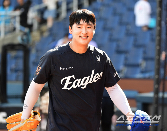  Lee Jinyoung of Hanwha, training with a bright face today as well