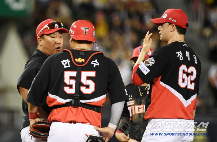  Manager Lee Bum-ho, who took the mound in the bottom of the ninth inning, will definitely block a one-run gap