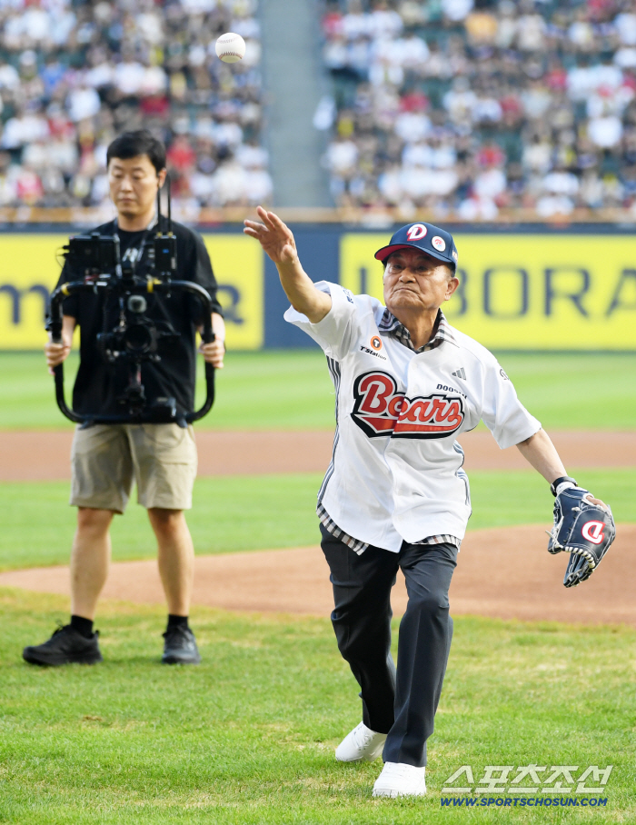  The meaningful first pitch of the descendants of independence fighters