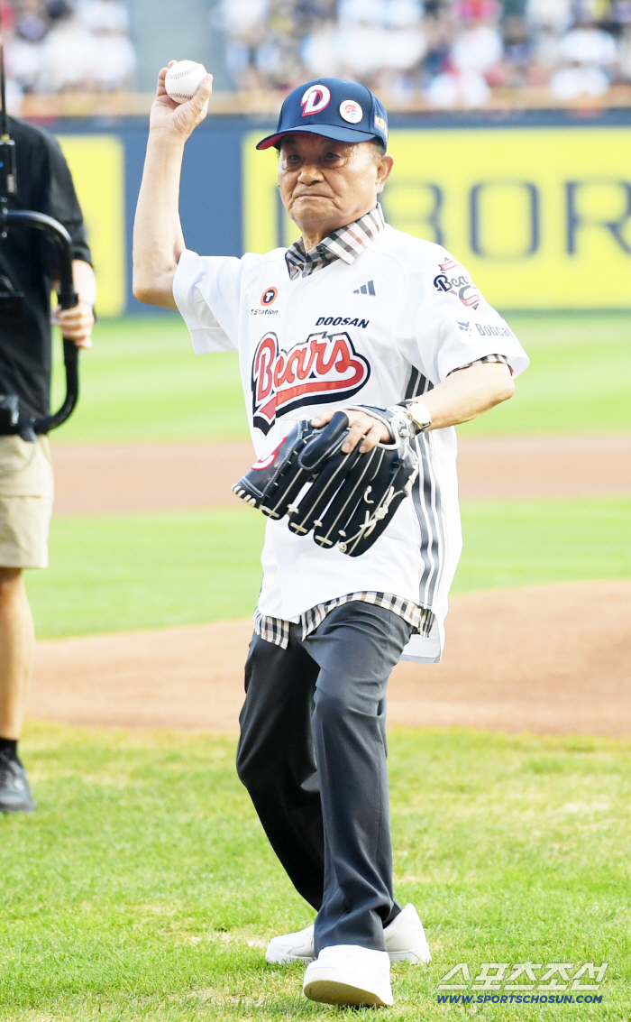  The meaningful first pitch of the descendants of independence fighters
