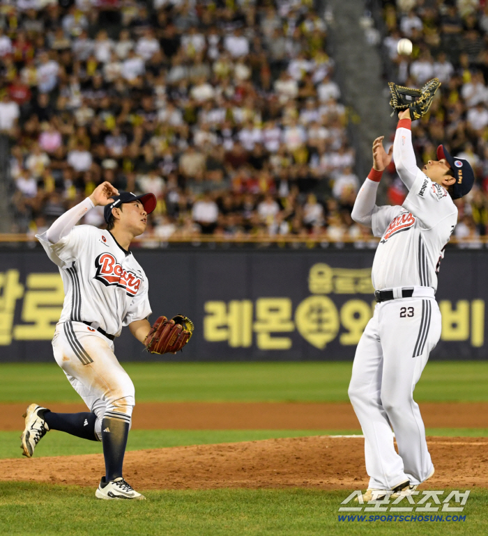  Park Jun-soon and Kang Seung-ho handled the infield fly ball