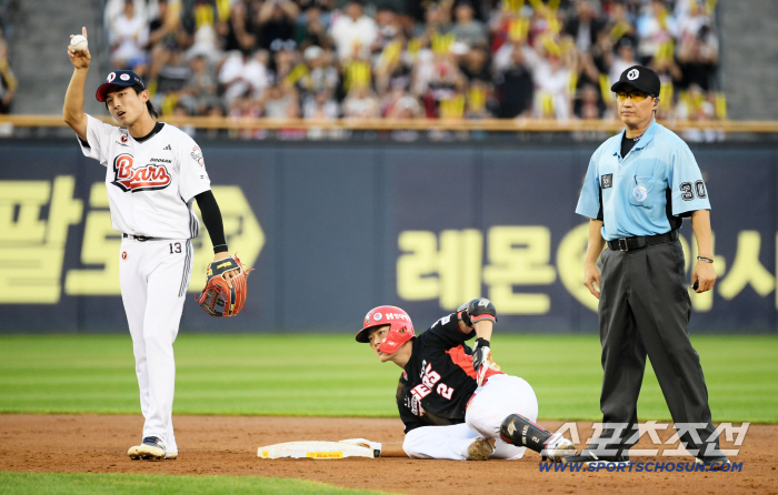  Park Min's turnaround hit to second base