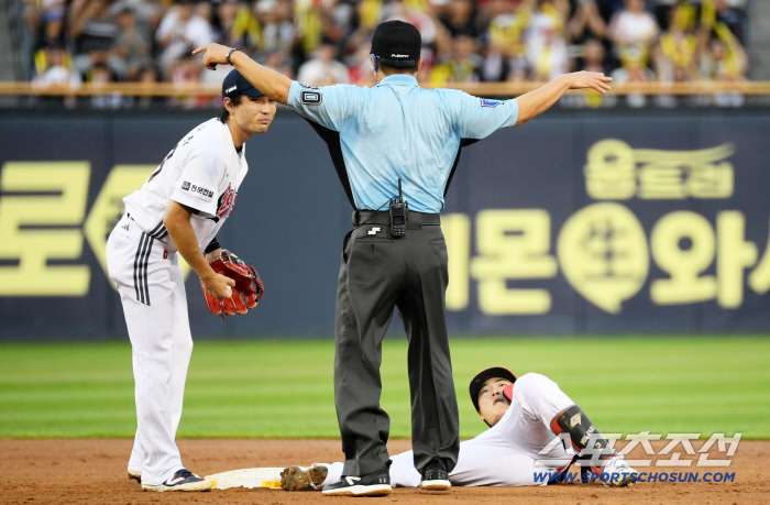  Park Min's turnaround hit to second base