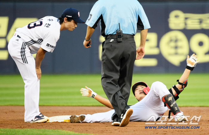  Park Min's turnaround hit to second base