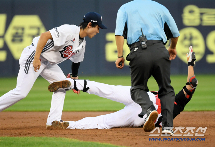  Park Min's turnaround hit to second base