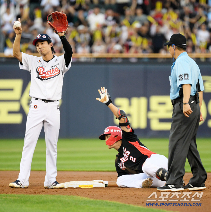  Park Min's turnaround hit to second base