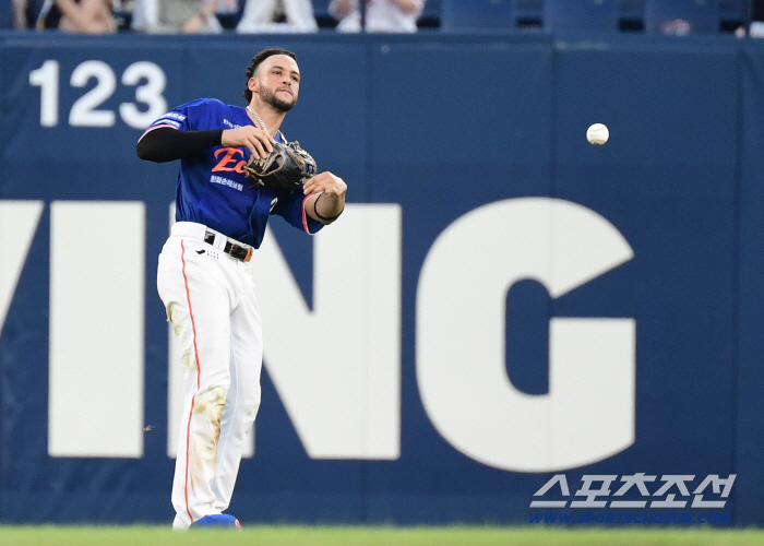  Riverato's good defense to catch a difficult ball